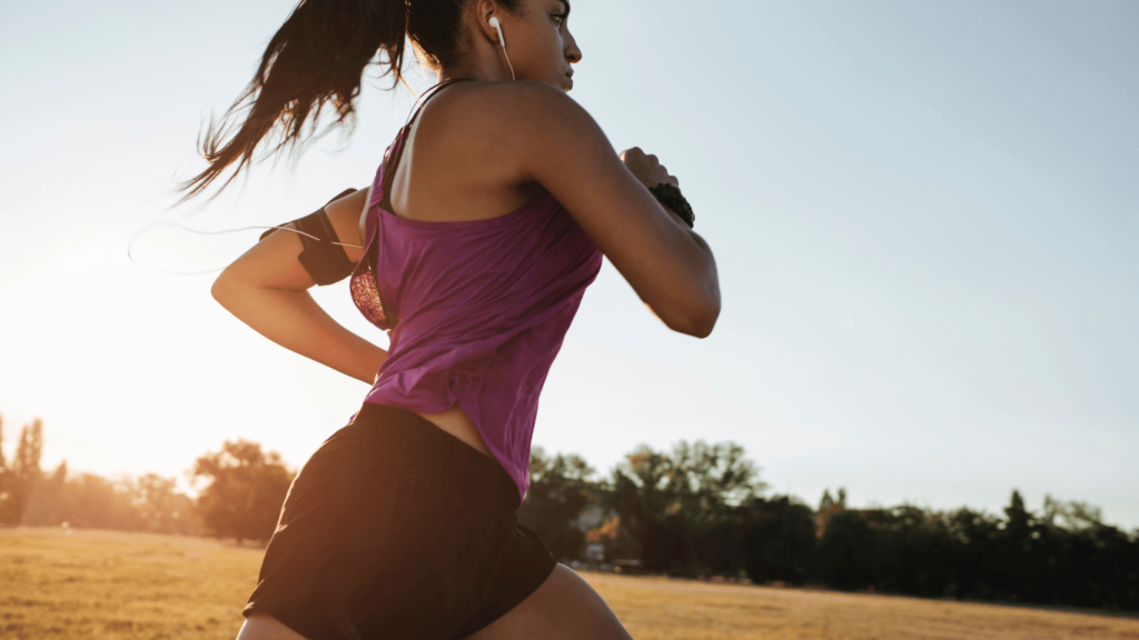 mujer joven corriendo por el campo