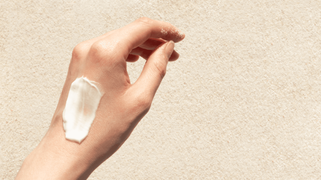 mano con crema solar